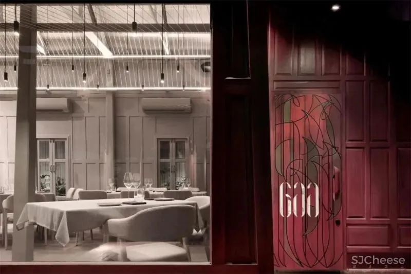 充满悠久历史的房子被现代的手法重新装点