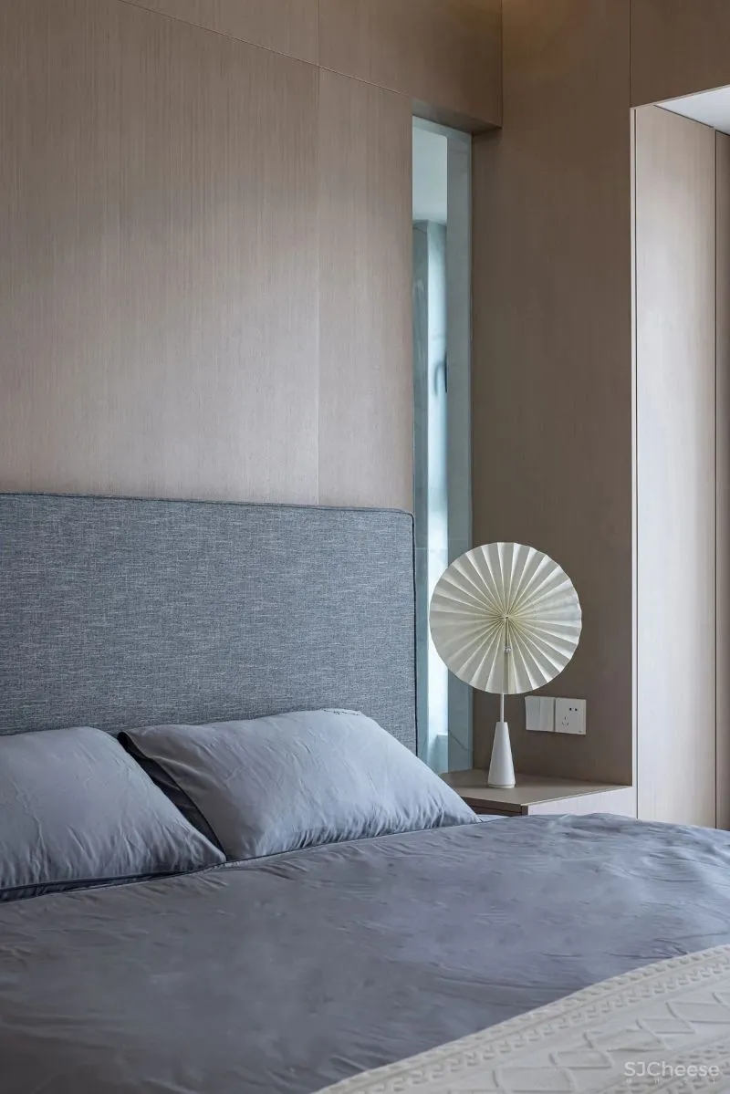 黄铜、石材、藤编，温暖自然的大平层设计丨木桃盒子