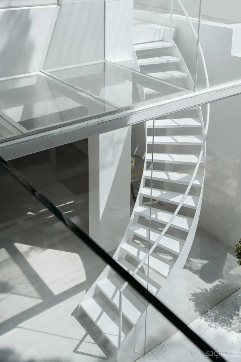 老宅变身极简白画廊，以空间与光探索艺术之雅