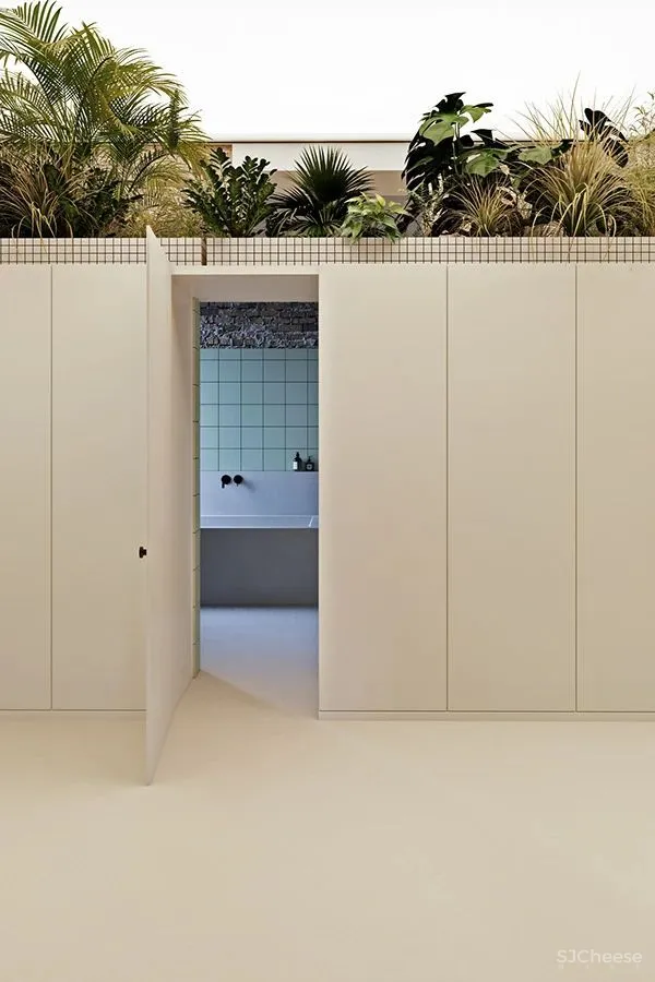 三个拱形门通往三个天地,一张双人床斜放在客厅!