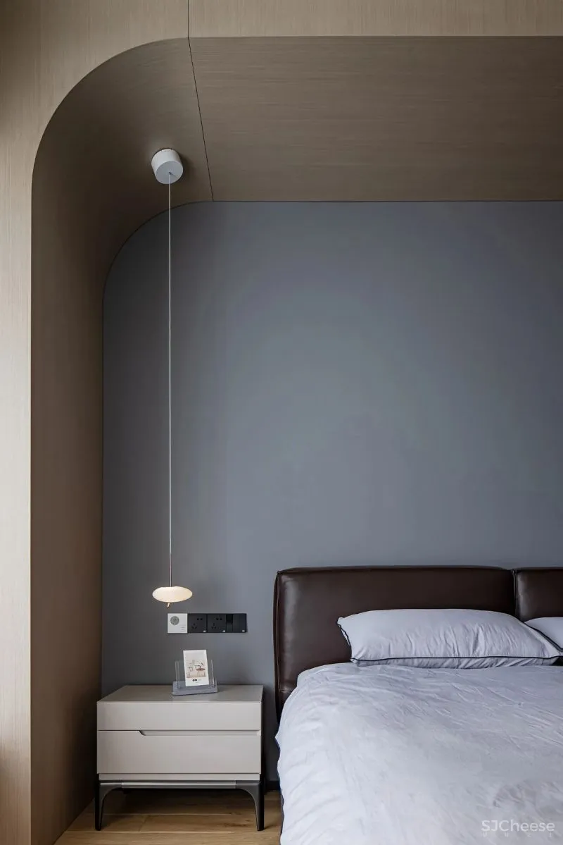 黄铜、石材、藤编，温暖自然的大平层设计丨木桃盒子