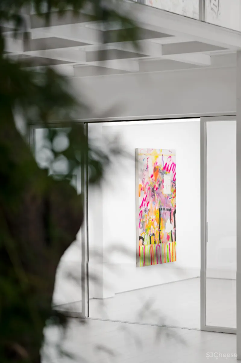 老宅变身极简白画廊，以空间与光探索艺术之雅