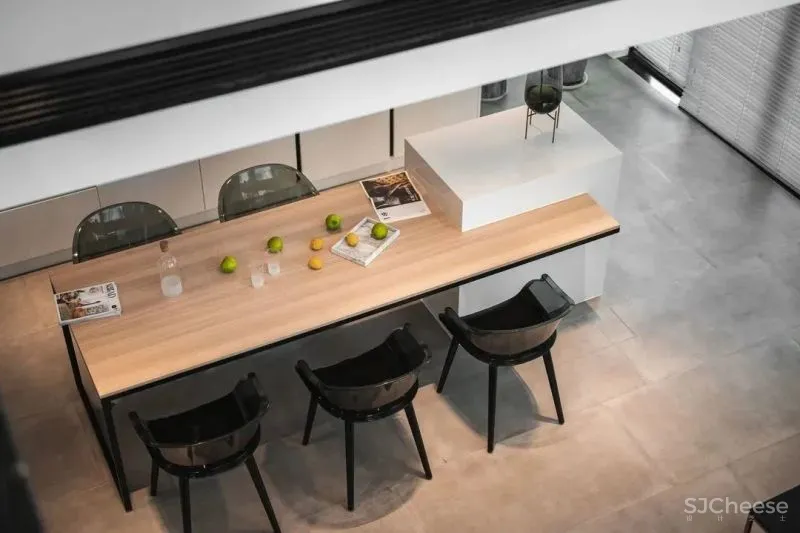 隔出玄关，打开客餐厅，环绕落地窗让家充满阳光 王中玮