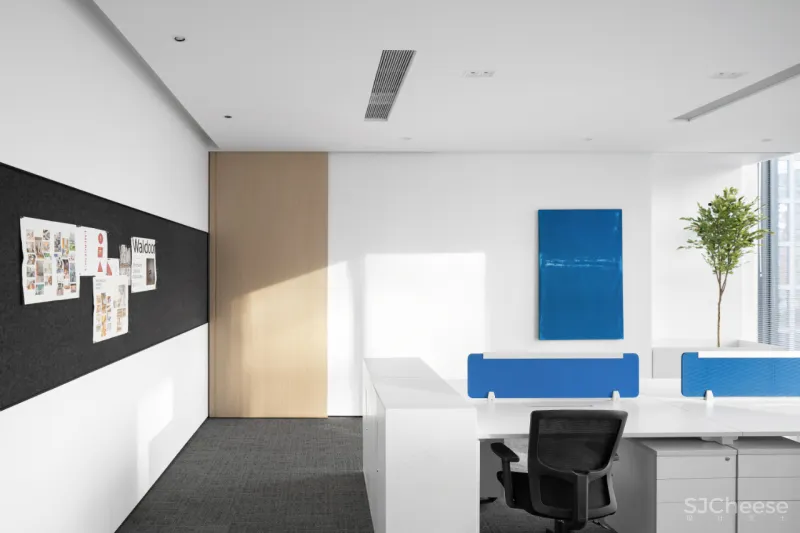 知白设计 × 餐盟严选:盒中绿意,21棵树的办公空间