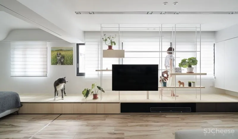 她买下低层高90㎡老房,74w造出极致纯净白色家,独自和收养的狗狗同住!