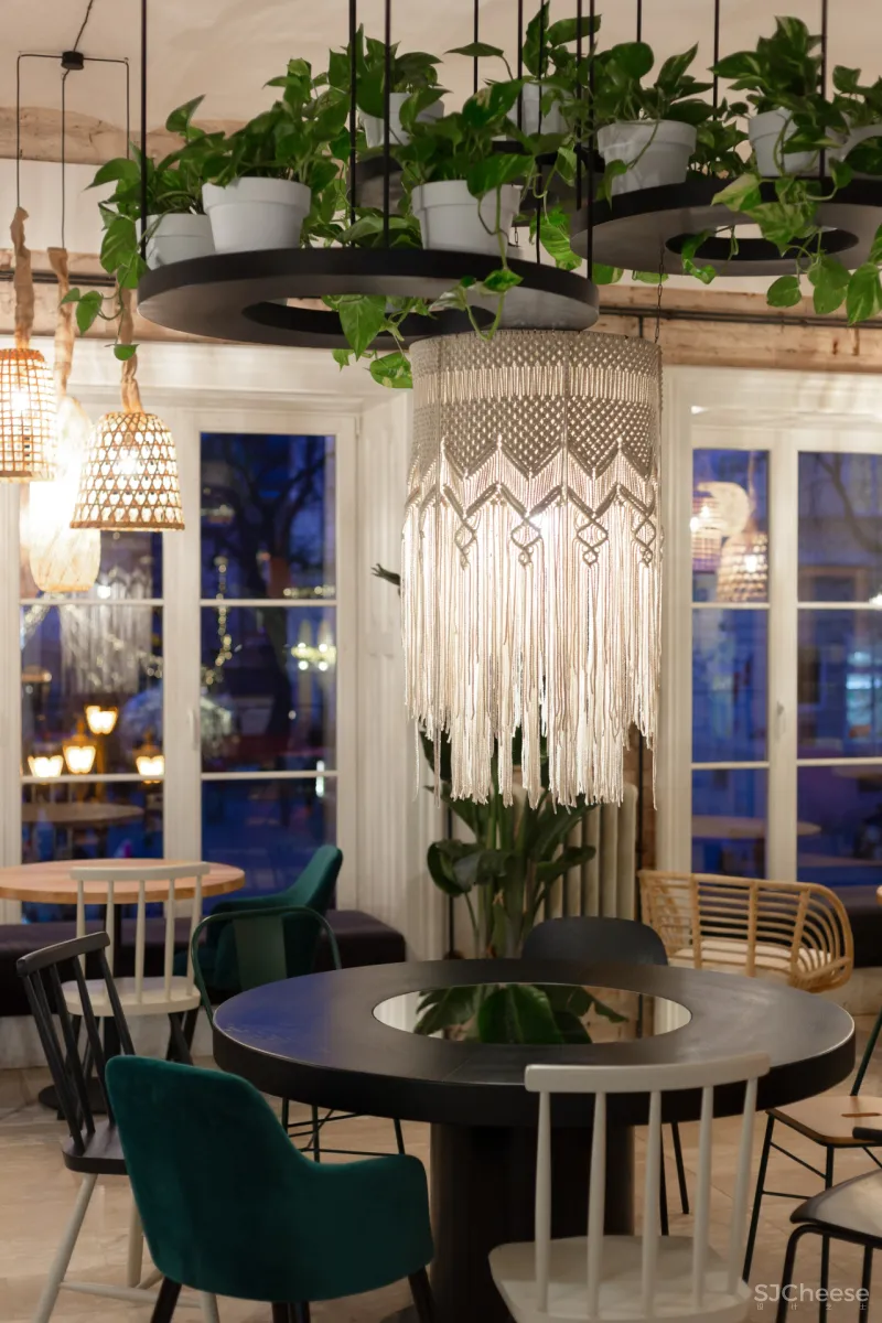 IRA LYSIUK 90㎡咖啡厅设计,现代与历史的交织