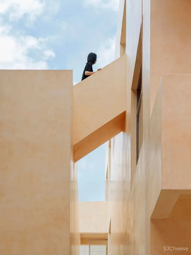 Team BLDG transforms factory bathhouse into skylit art gallery