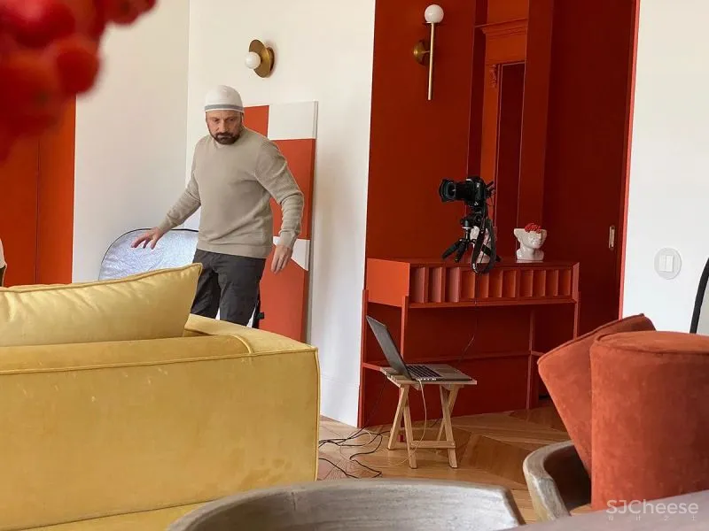 大户型下的浓郁枫叶红,留存满室的明朗光泽!