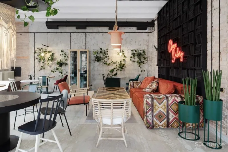 IRA LYSIUK 90㎡咖啡厅设计,现代与历史的交织