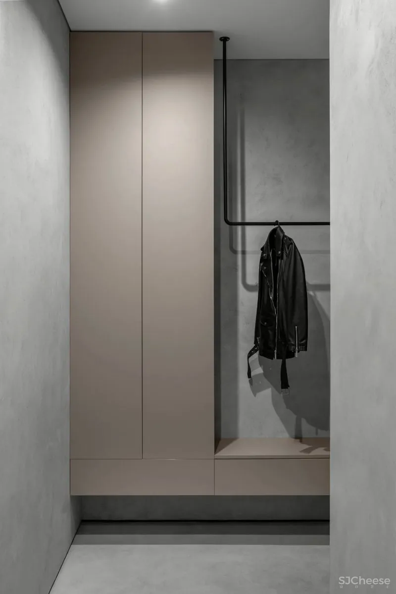 一间75平米的水泥灰公寓，利用色彩的装饰，拥有时髦与平衡感