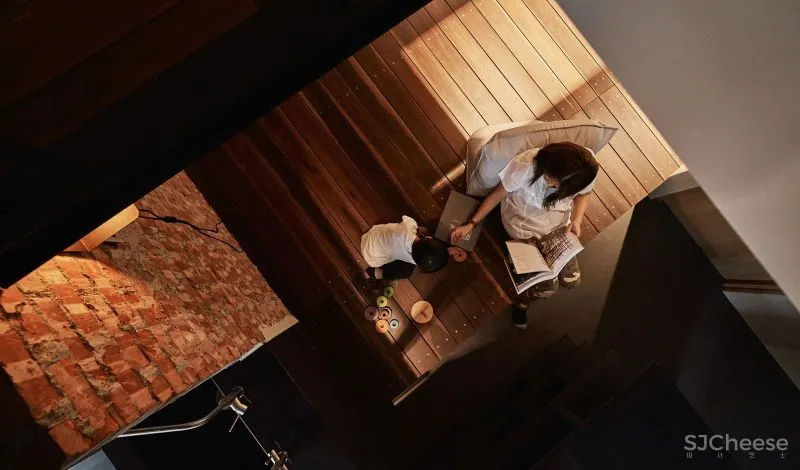 台湾一对夫妇,花了一大笔设计费,结果竟然连砖墙都外露,这样的房子你敢让父母知道吗?