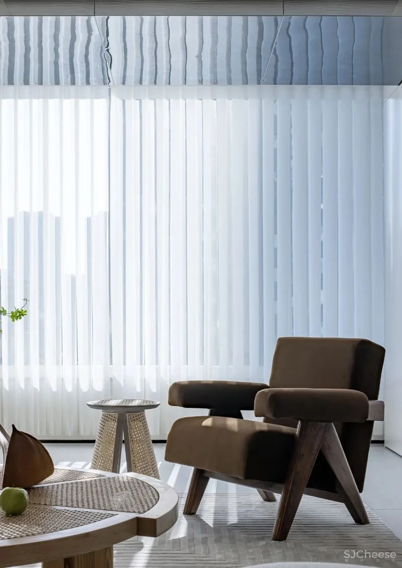 黄铜、石材、藤编，温暖自然的大平层设计丨木桃盒子