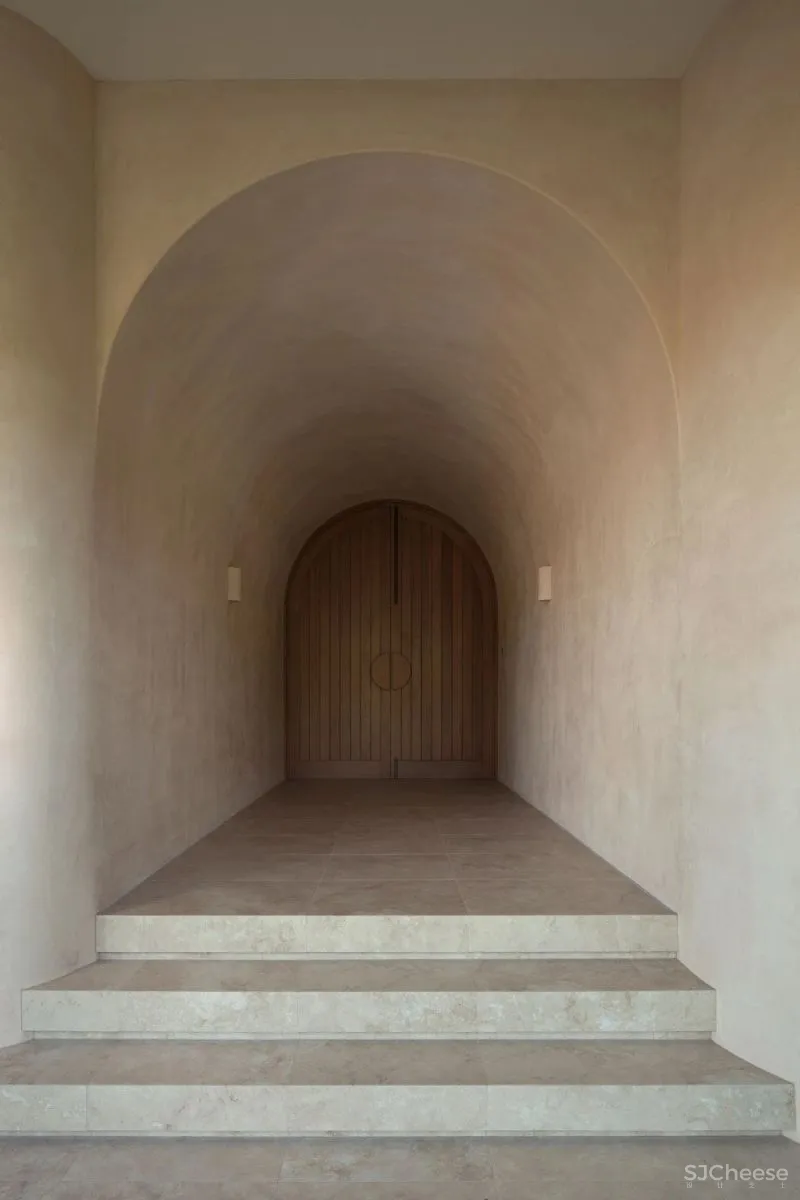 拱形环绕的简约大宅,宅家就能开启度假模式!