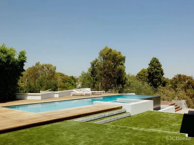 隐藏在草坪下的三层豪宅，用混凝土、钢材、木材打造前卫之所！