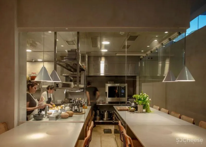 极简主义的OPA餐厅,手工制作的室内素食美食