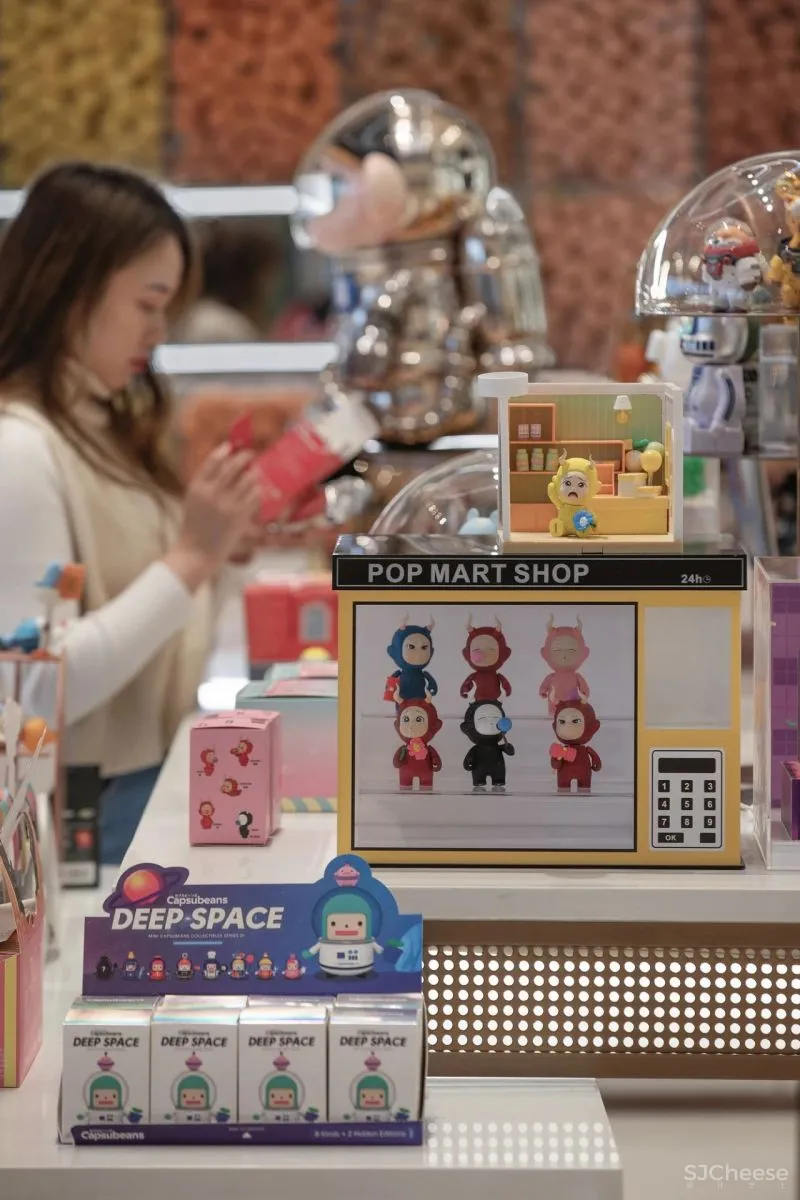 万科售楼处变身开黑、吸猫、撸妆馆,乐尚设计把潮玩体验做出新花样