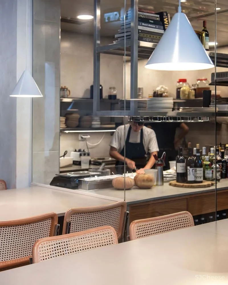 极简主义的OPA餐厅,手工制作的室内素食美食