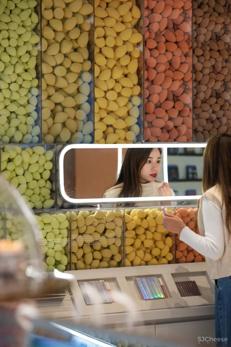 万科售楼处变身开黑、吸猫、撸妆馆,乐尚设计把潮玩体验做出新花样