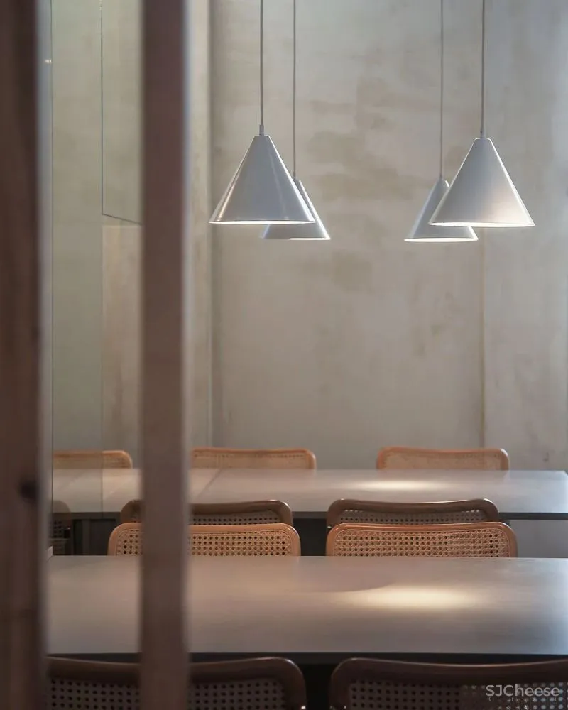 极简主义的OPA餐厅,手工制作的室内素食美食