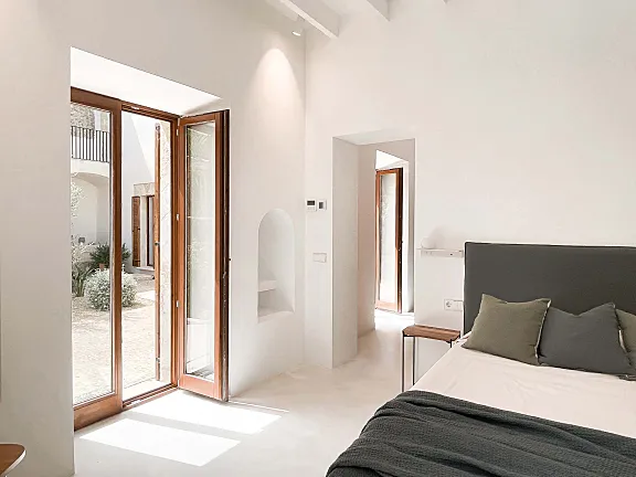 剧院本质的极简而不失温馨的住宅。西班牙剧院改造设计Can Garrover