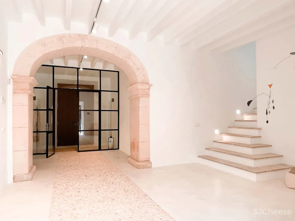 剧院本质的极简而不失温馨的住宅。西班牙剧院改造设计Can Garrover