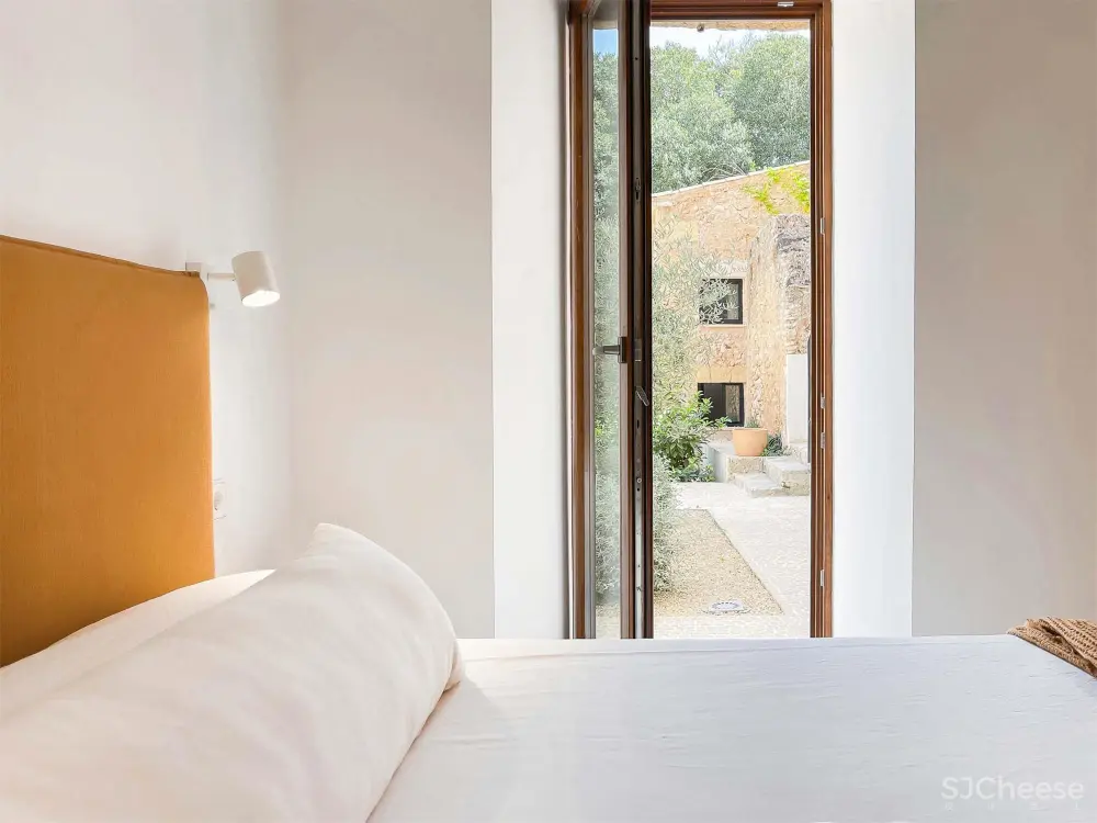 剧院本质的极简而不失温馨的住宅。西班牙剧院改造设计Can Garrover