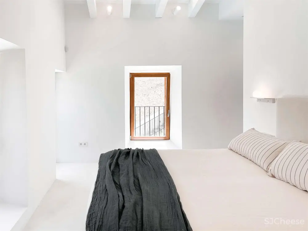 剧院本质的极简而不失温馨的住宅。西班牙剧院改造设计Can Garrover