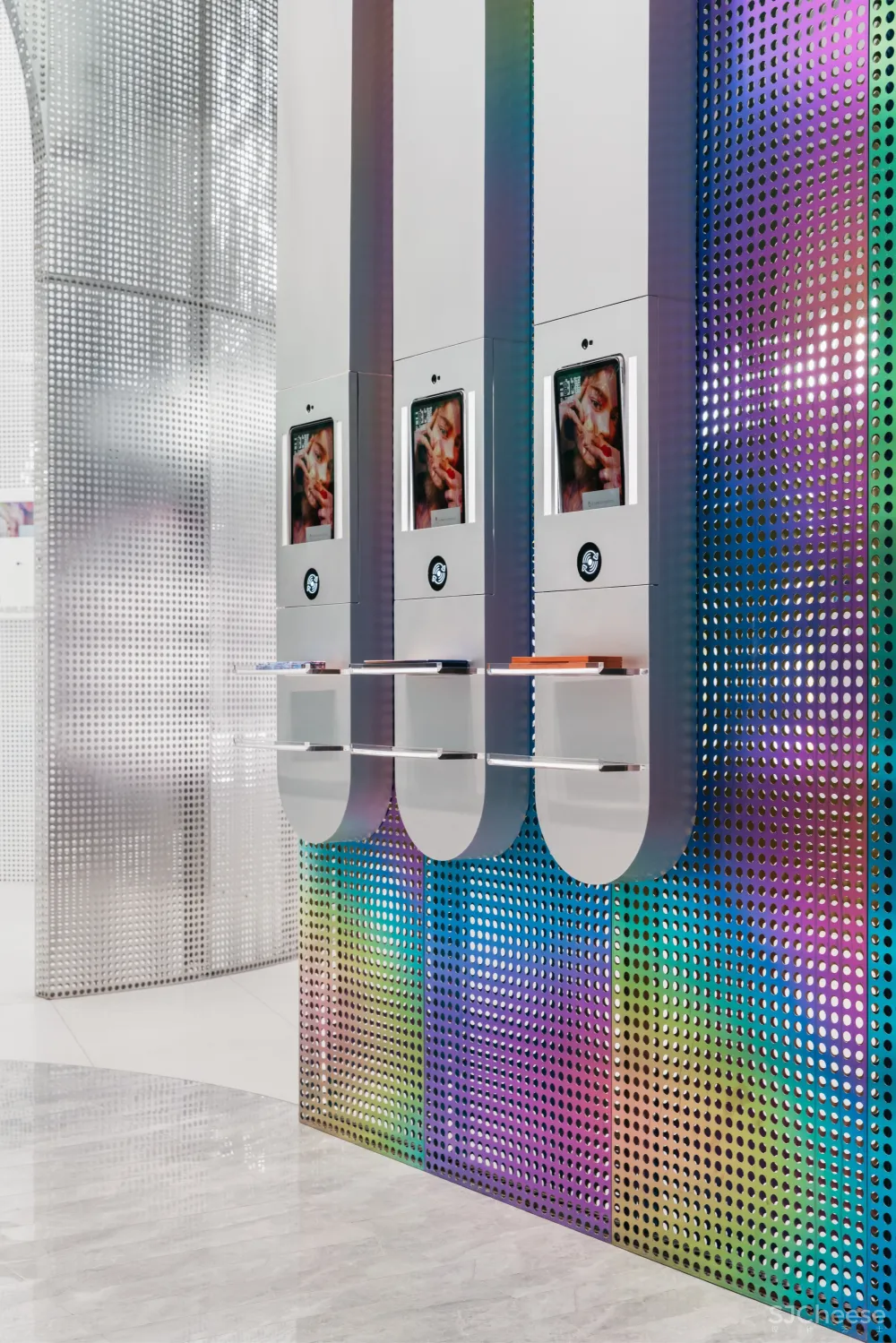 Storeage 为 B+Tube 油罐打造智能新零售美妆集合店