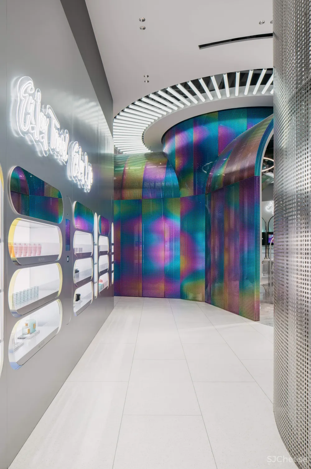 Storeage 为 B+Tube 油罐打造智能新零售美妆集合店