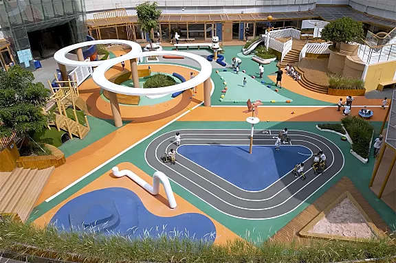 水泥都市中倡导户外教学的幼儿园, VMDPE圆道设计