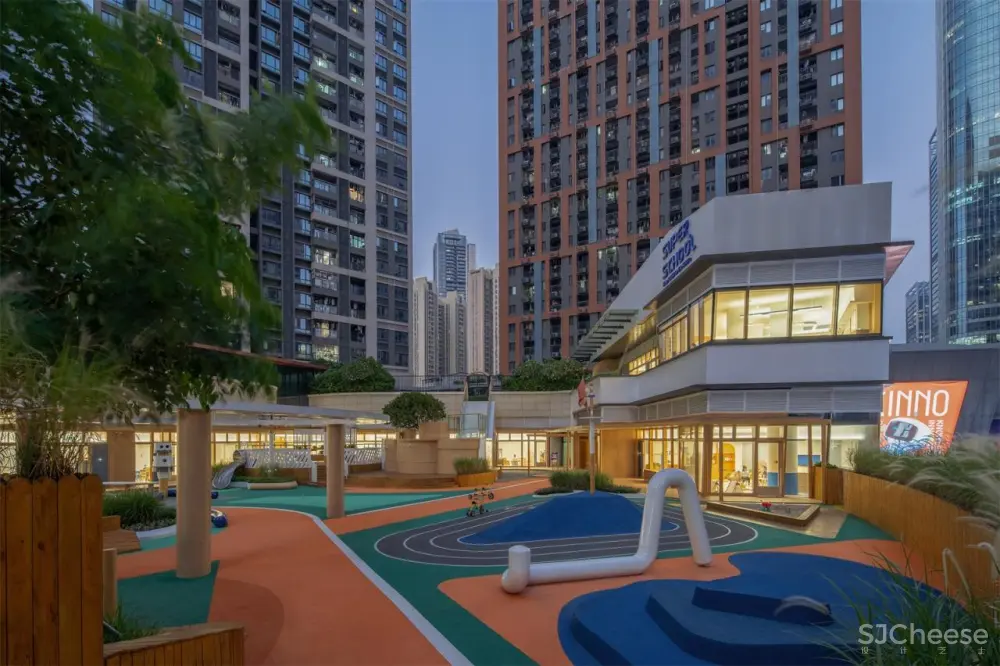 水泥都市中倡导户外教学的幼儿园, VMDPE圆道设计