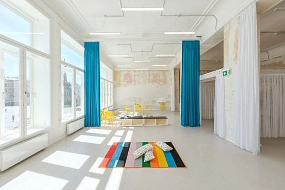 如此优越位置建造学校十分罕见,与被联合国教科文组织列为世界遗产的圣三柱只有几米的距离