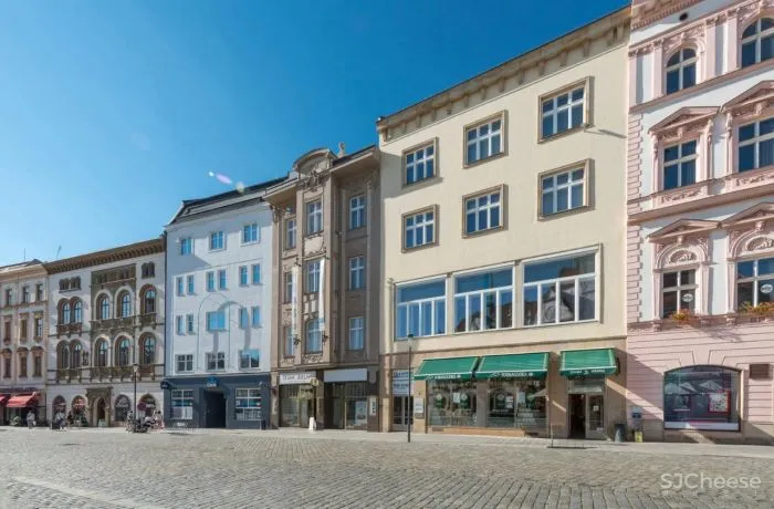 如此优越位置建造学校十分罕见,与被联合国教科文组织列为世界遗产的圣三柱只有几米的距离