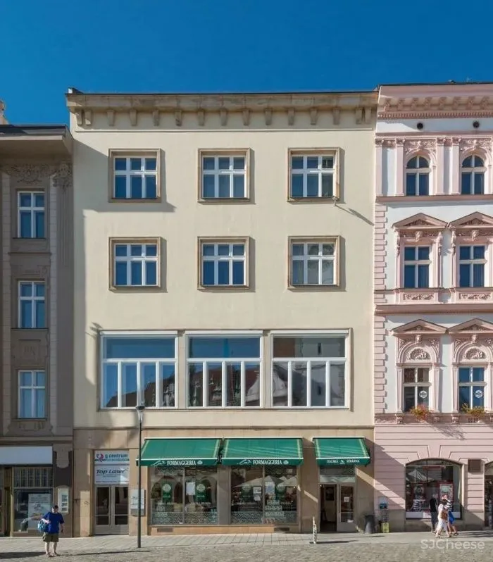 如此优越位置建造学校十分罕见,与被联合国教科文组织列为世界遗产的圣三柱只有几米的距离