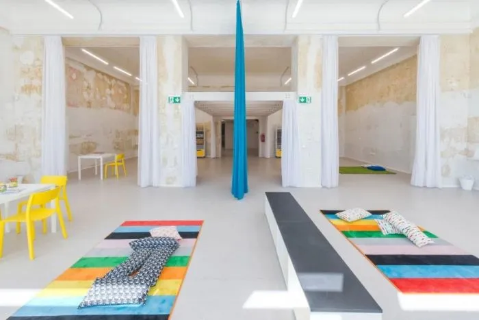 如此优越位置建造学校十分罕见,与被联合国教科文组织列为世界遗产的圣三柱只有几米的距离