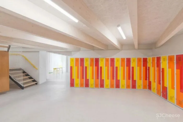 如此优越位置建造学校十分罕见,与被联合国教科文组织列为世界遗产的圣三柱只有几米的距离