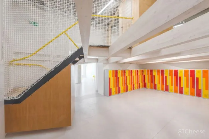 如此优越位置建造学校十分罕见,与被联合国教科文组织列为世界遗产的圣三柱只有几米的距离