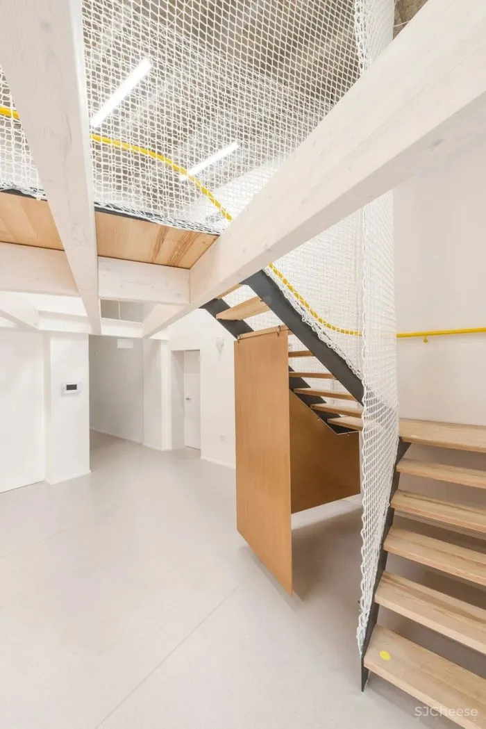 如此优越位置建造学校十分罕见,与被联合国教科文组织列为世界遗产的圣三柱只有几米的距离