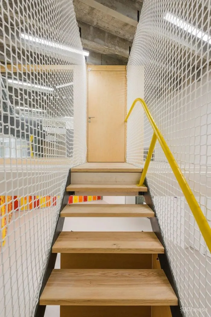 如此优越位置建造学校十分罕见,与被联合国教科文组织列为世界遗产的圣三柱只有几米的距离