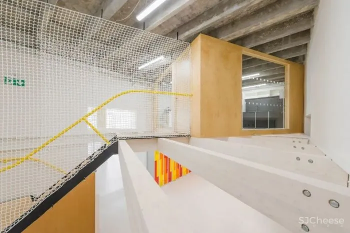 如此优越位置建造学校十分罕见,与被联合国教科文组织列为世界遗产的圣三柱只有几米的距离