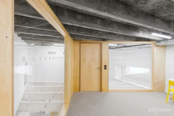 如此优越位置建造学校十分罕见,与被联合国教科文组织列为世界遗产的圣三柱只有几米的距离