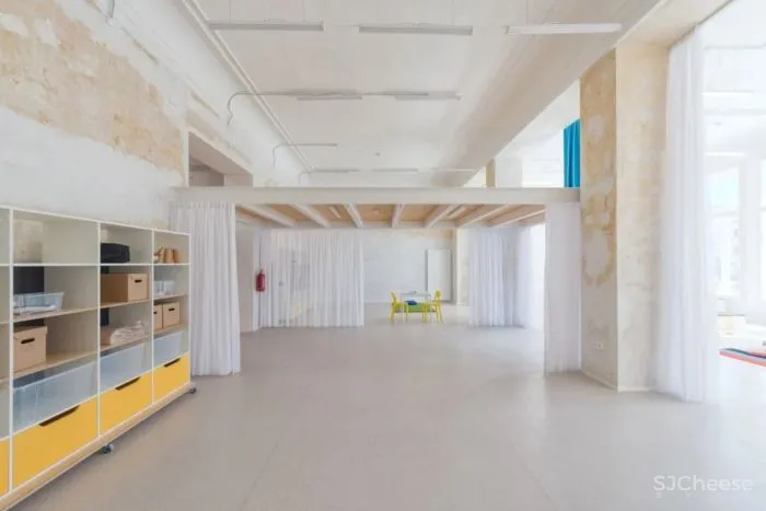 如此优越位置建造学校十分罕见,与被联合国教科文组织列为世界遗产的圣三柱只有几米的距离