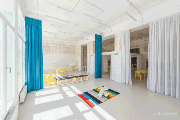 如此优越位置建造学校十分罕见,与被联合国教科文组织列为世界遗产的圣三柱只有几米的距离