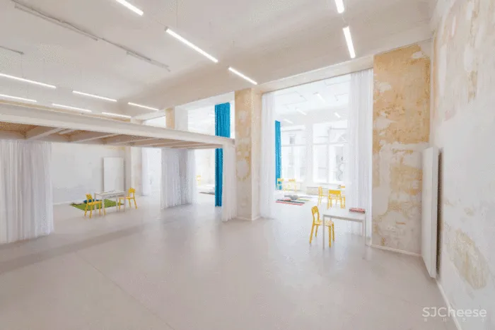 如此优越位置建造学校十分罕见,与被联合国教科文组织列为世界遗产的圣三柱只有几米的距离