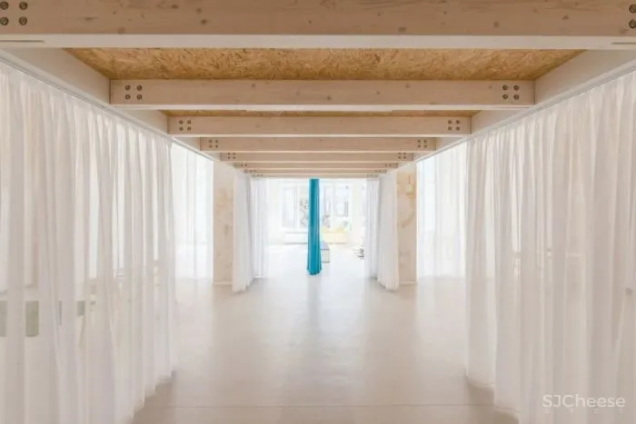 如此优越位置建造学校十分罕见,与被联合国教科文组织列为世界遗产的圣三柱只有几米的距离