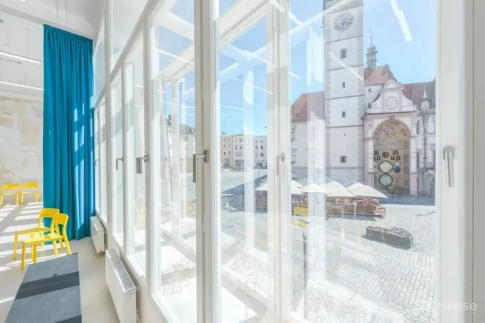 如此优越位置建造学校十分罕见,与被联合国教科文组织列为世界遗产的圣三柱只有几米的距离