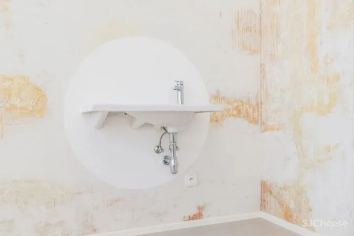 如此优越位置建造学校十分罕见,与被联合国教科文组织列为世界遗产的圣三柱只有几米的距离