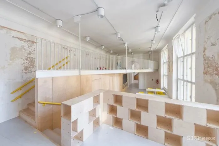 如此优越位置建造学校十分罕见,与被联合国教科文组织列为世界遗产的圣三柱只有几米的距离