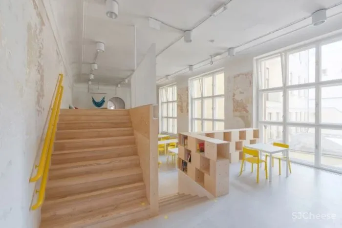 如此优越位置建造学校十分罕见,与被联合国教科文组织列为世界遗产的圣三柱只有几米的距离