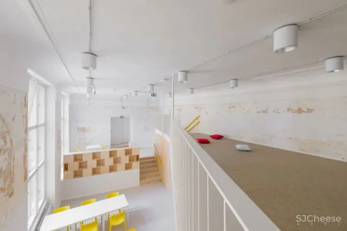 如此优越位置建造学校十分罕见,与被联合国教科文组织列为世界遗产的圣三柱只有几米的距离